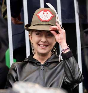 giorgia meloni con il cappello degli alpini a udine 2