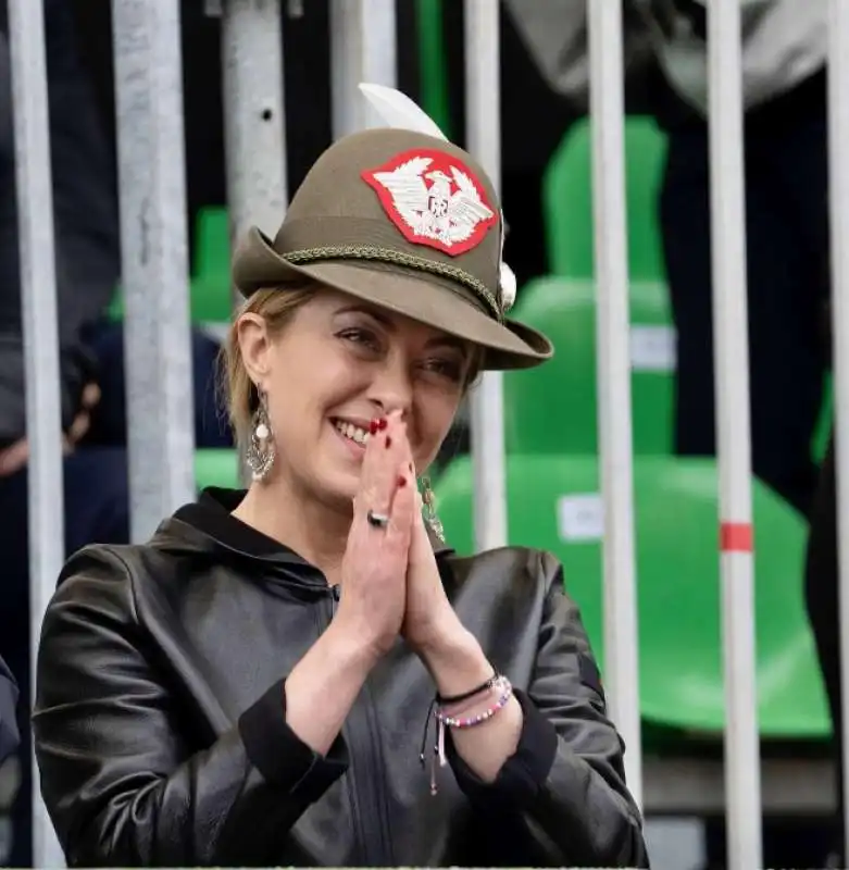 giorgia meloni con il cappello degli alpini a udine    3