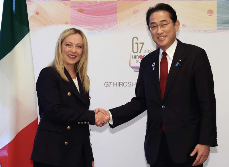 giorgia meloni con il premier giapponese fumio kishida al g7 di hiroshima