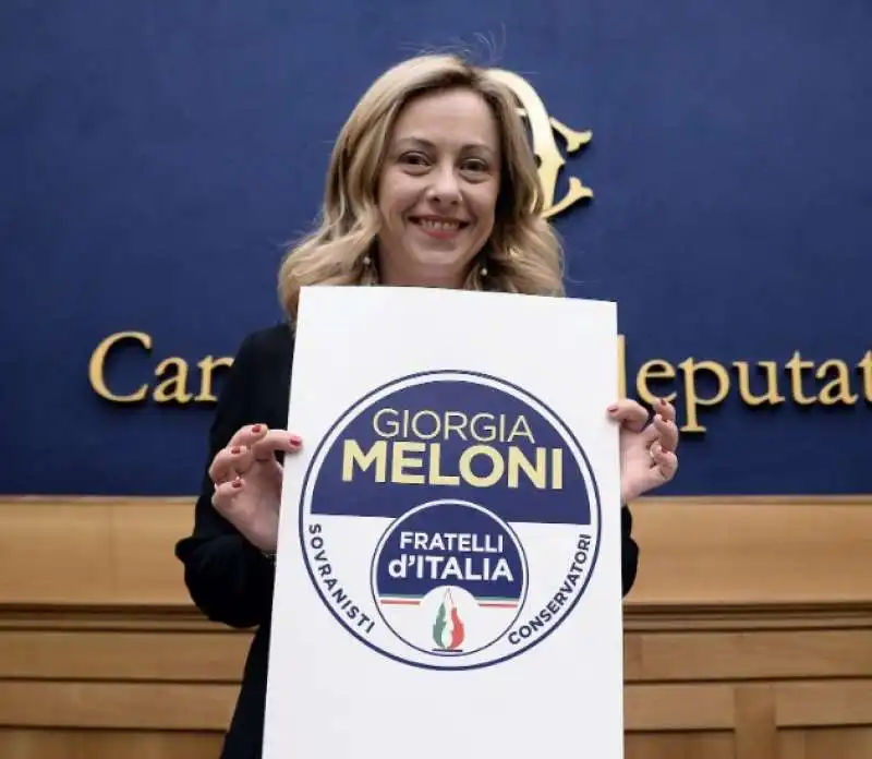 GIORGIA MELONI CON IL SIMBOLO DI FRATELLI D'ITALIA