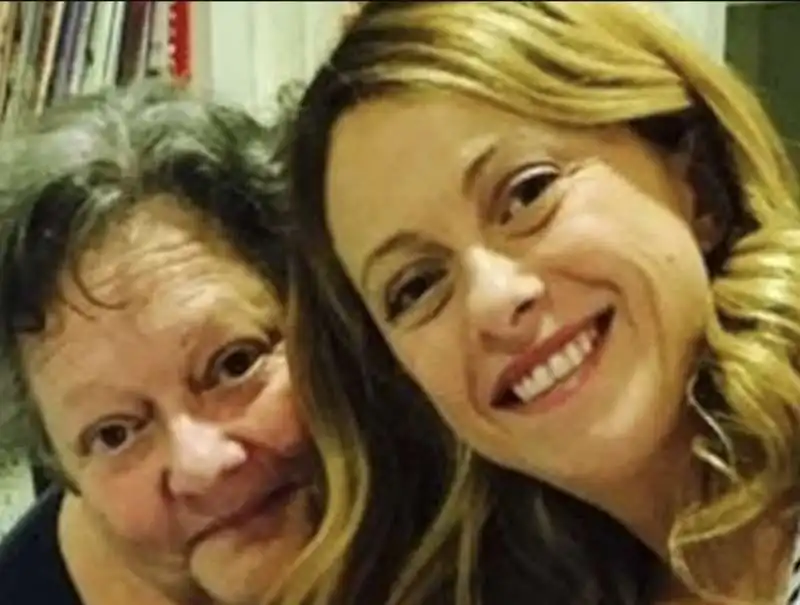 giorgia meloni con la madre anna paratore 