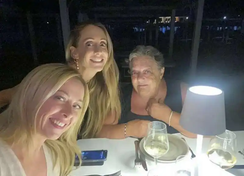 giorgia meloni con la sorella arianna e la madre anna paratore 