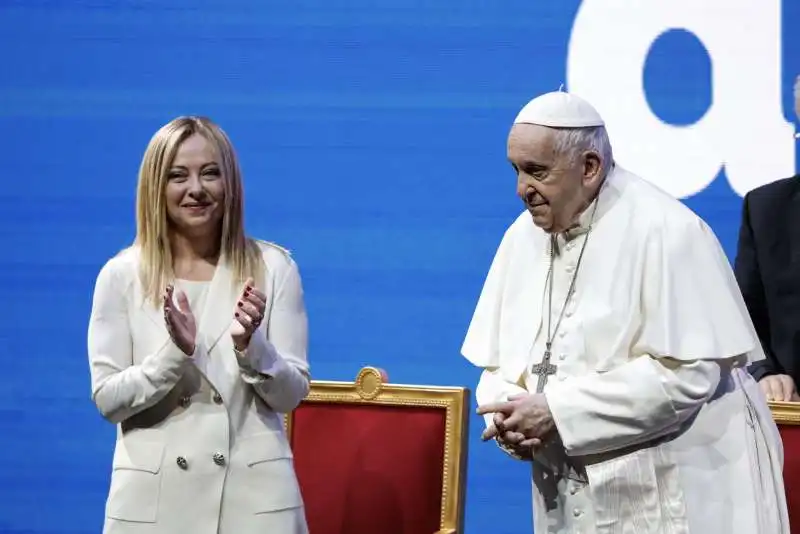 giorgia meloni e papa francesco agli stati generali della natalita'   3