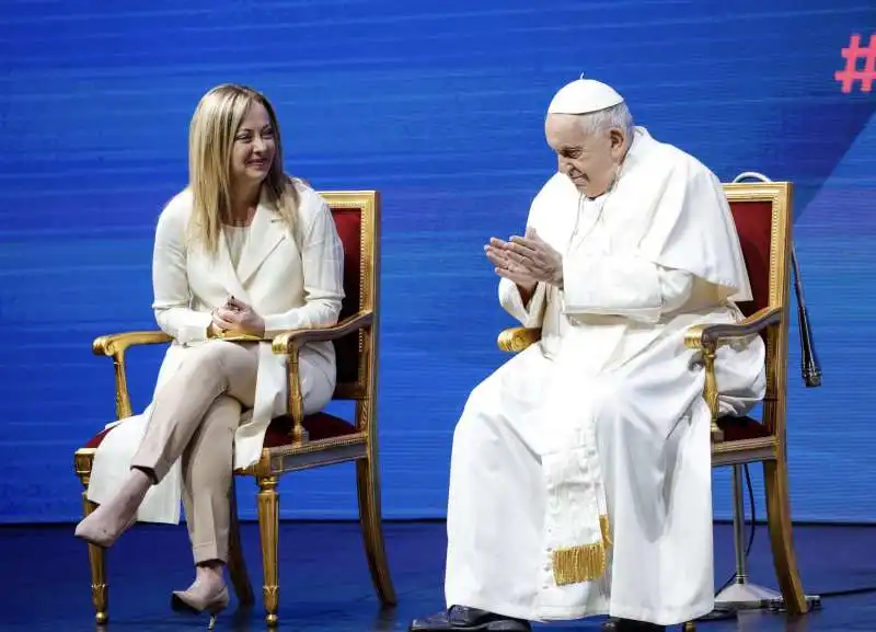 giorgia meloni e papa francesco agli stati generali della natalita'   4