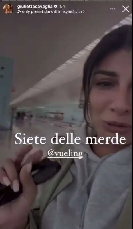 GIULIA CAVAGLIA piange in aeroporto 2