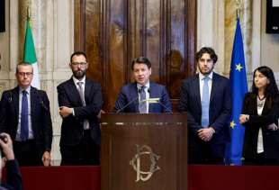 giuseppe conte e la delegazione del m5s dopo il confronto con la meloni