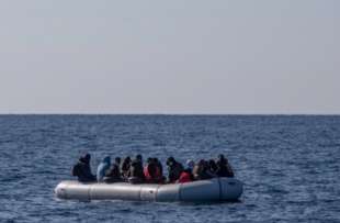 grecia abbandona i migranti in mare 1