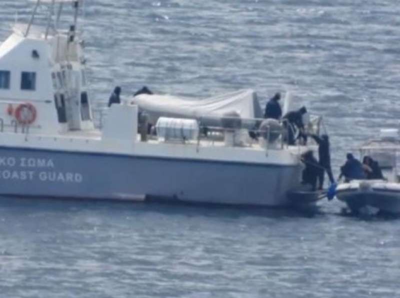 guardia costiera greca abbandona migranti alla deriva 2