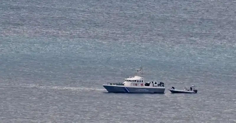 guardia costiera greca abbandona migranti alla deriva 6