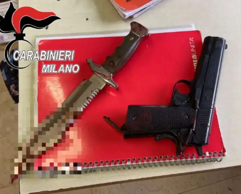 il coltello e la pistola finta dello studente 16enne di abbiategrasso