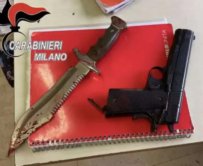 il coltello e la pistola finta  usati dallo studente ad abbiategrasso 