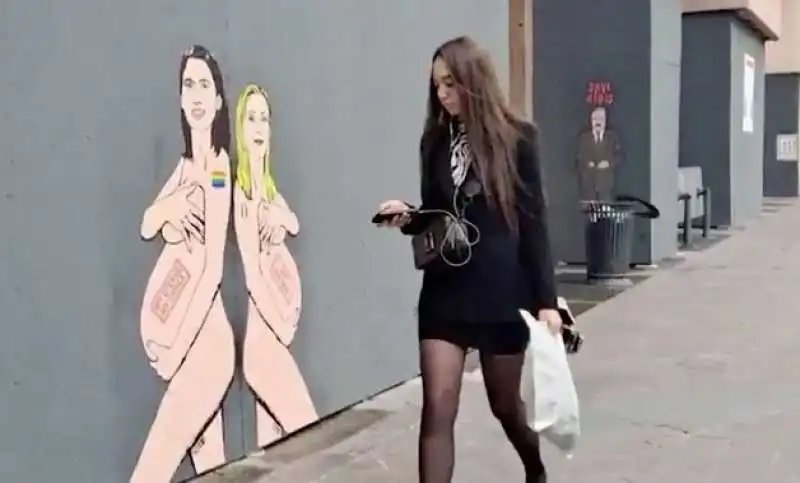 il murale di elly schlein e giorgia meloni nude e incinte a milano 4