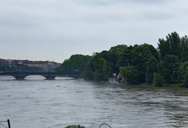 il po esonda e travolge i murazzi a torino 1