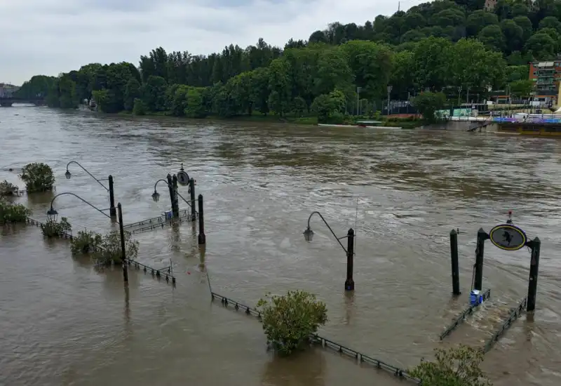 il po esonda e travolge i murazzi a torino 4