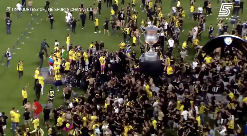 invasione di campo dei tifosi del beitar   finale coppa israele 2