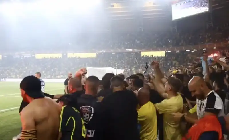 invasione di campo dei tifosi del beitar   finale coppa israele 4