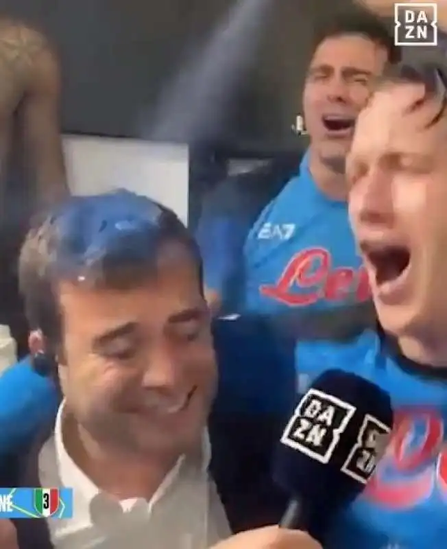 inviato dazn strapazzato dai calciatori del napoli 3