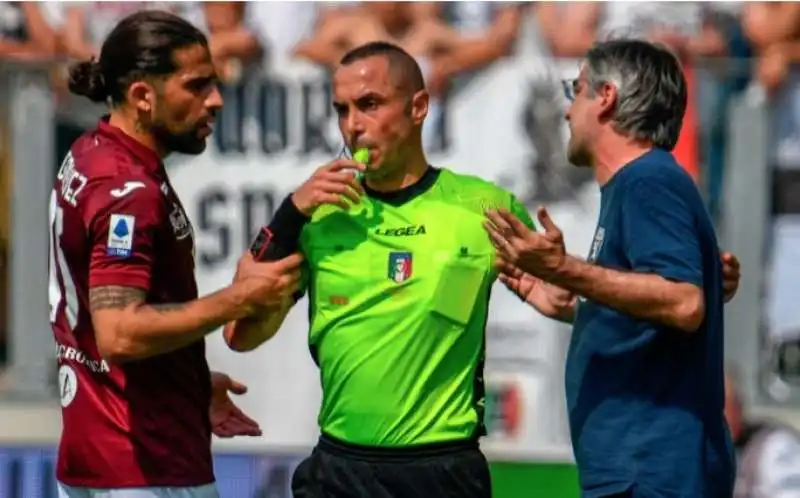 ivan juric con l'arbitro guida durante spezia torino