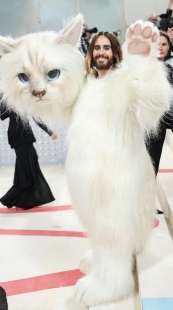 jared leto vestito come il gatto di karl lagerfeld s met gala 2023 1