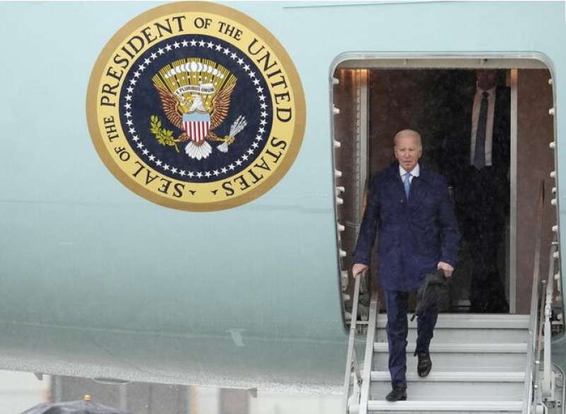 joe biden arriva a hiroshima per il g7