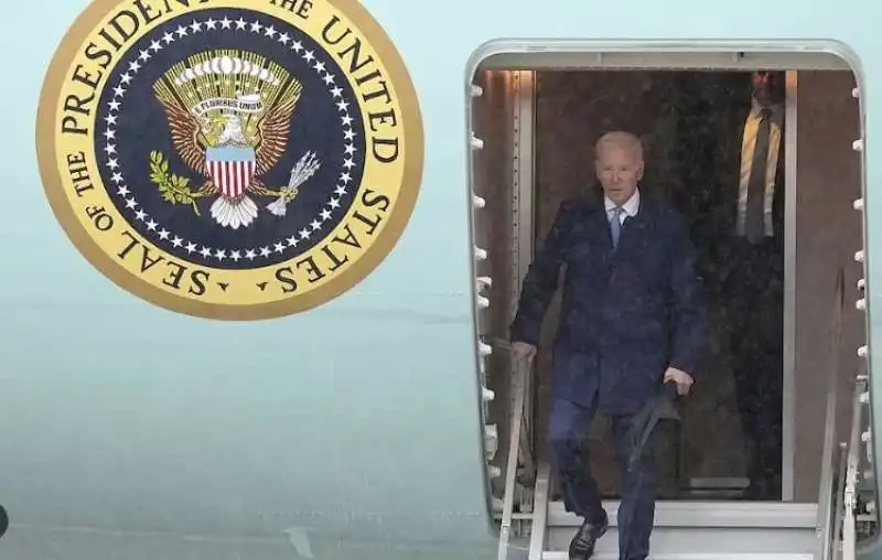 joe biden arriva a hiroshima per il g7