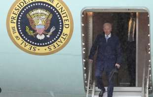 joe biden arriva a hiroshima per il g7