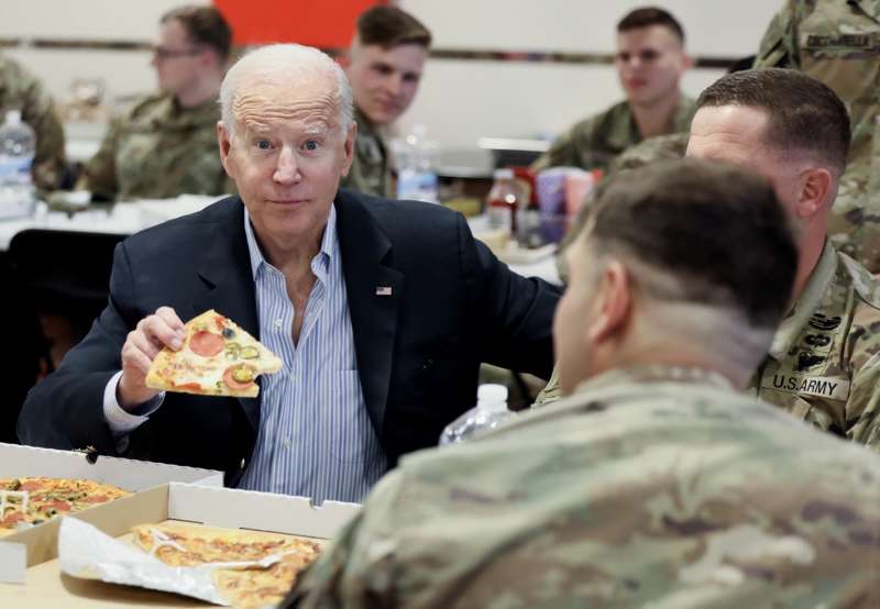 joe biden mangia pizza