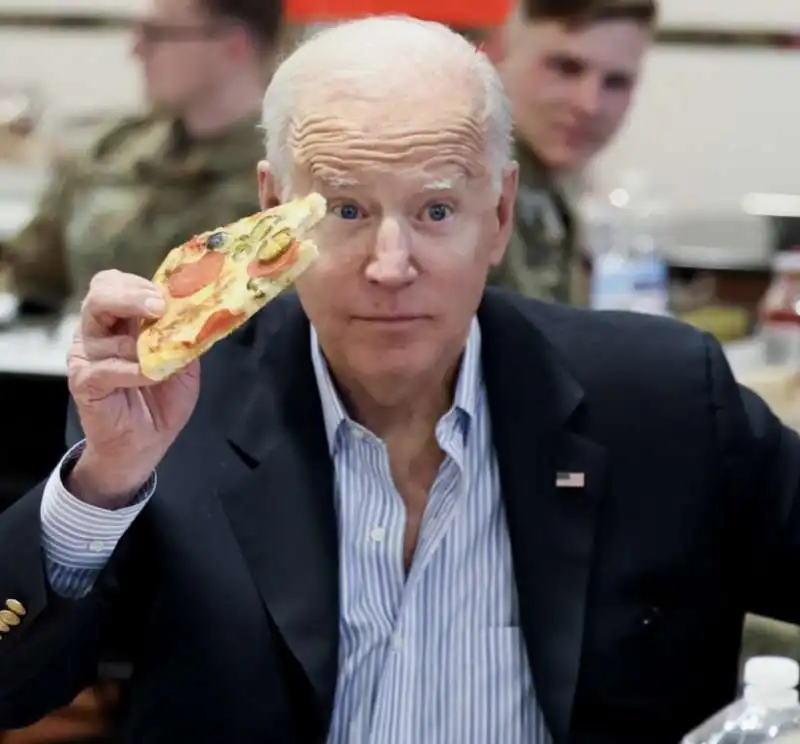 joe biden mangia pizza  