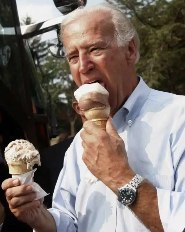 joe biden mangia un gelato  