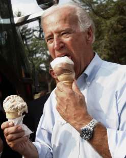 joe biden mangia un gelato