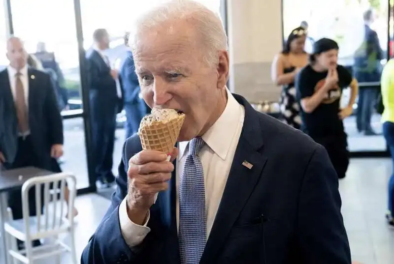 joe biden mangia un gelato 