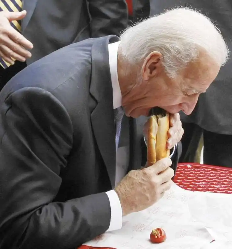 joe biden mangia un panino 