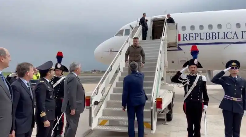 l arrivo di volodymyr zelensky all aeroporto di roma ciampino   11