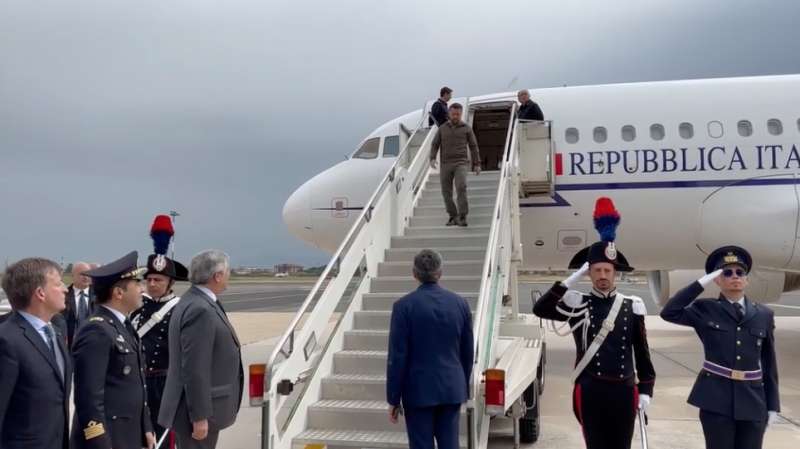 l arrivo di volodymyr zelensky all aeroporto di roma ciampino 12