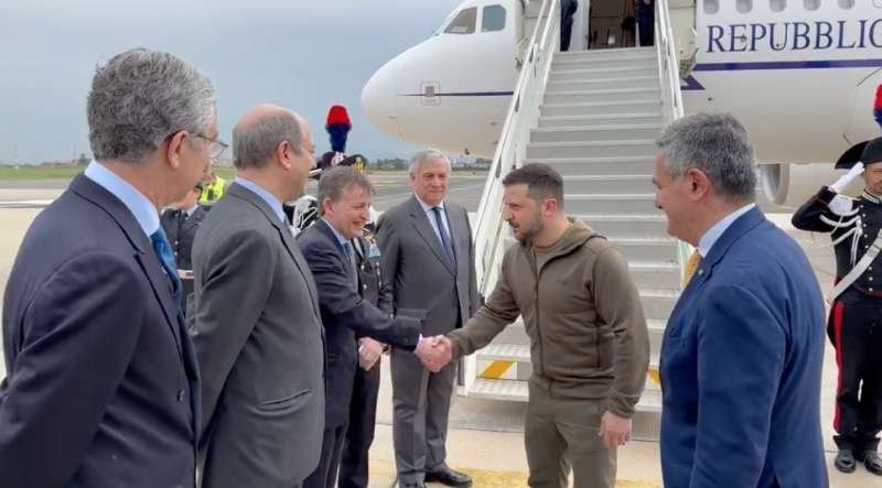 l arrivo di volodymyr zelensky all aeroporto di roma ciampino 3