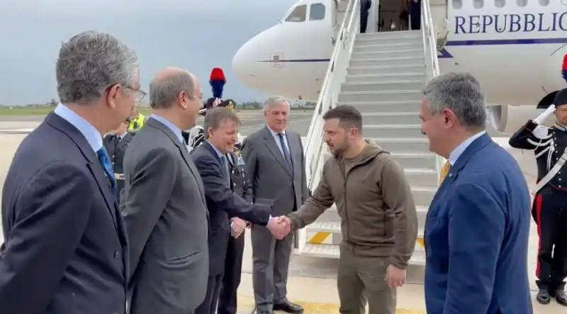 l arrivo di volodymyr zelensky all aeroporto di roma ciampino   3