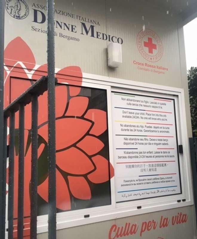 la culla per la vita nella sede della croce rossa a bergamo