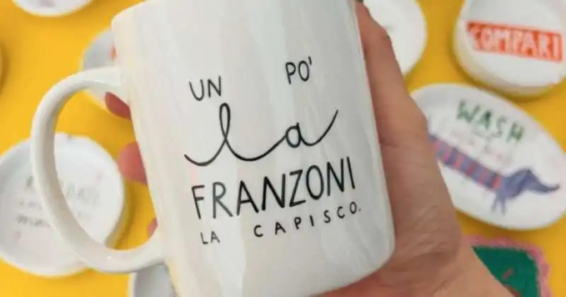 LA TAZZA CON LA SCRITTA SU ANNAMARIA FRANZONI