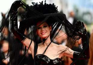 latex e cappello da strega a cannes