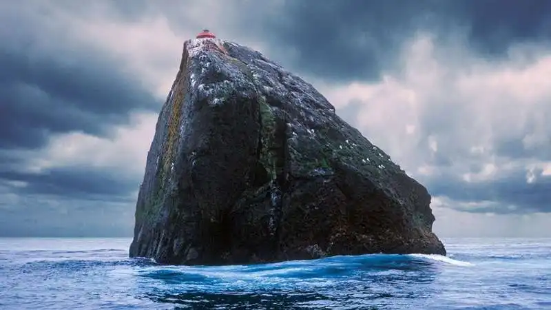 lo scoglio rockall nell oceano atlantico