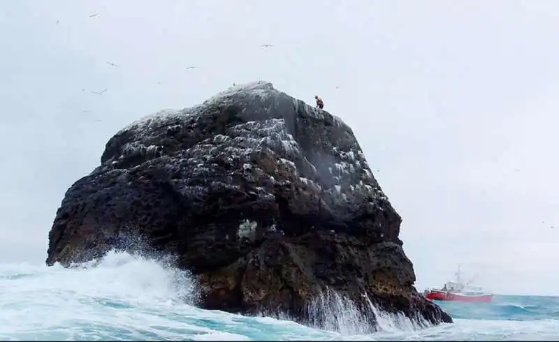 lo scoglio rockall nell oceano atlantico 2