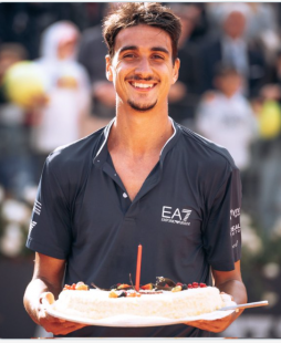 LORENZO SONEGO CON LA TORTA DI COMPLEANNO