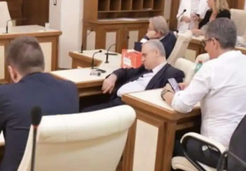 LOTITO DORME DURANTE LA RIUNIONE DEL GRUPPO DI FORZA ITALIA AL SENATO