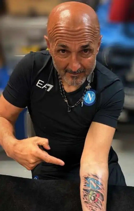 luciano spalletti si tatua il terzo scudetto del napoli sull avambraccio 