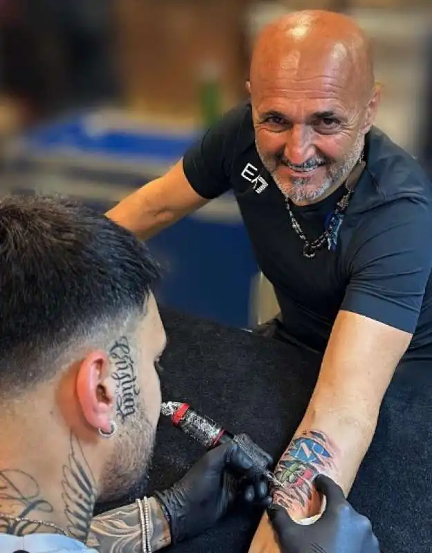 luciano spalletti si tatua il terzo scudetto del napoli sull avambraccio 