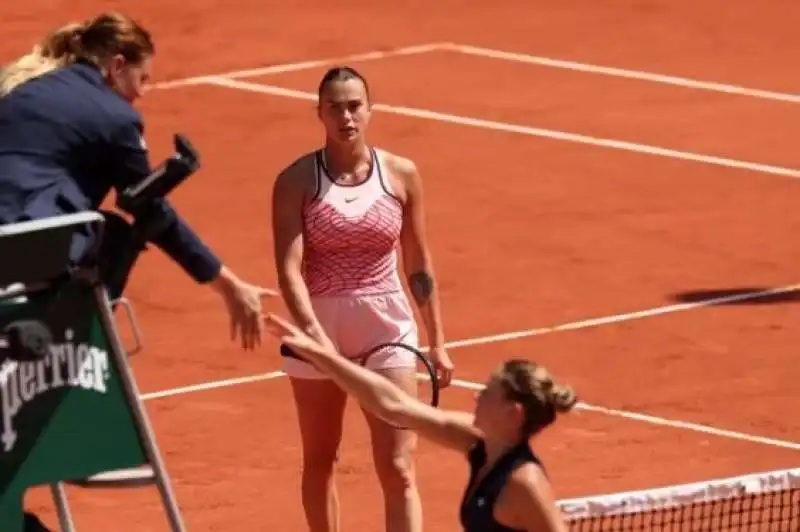 Marta Kostyuk non stringe la mano a Aryna Sabalenka