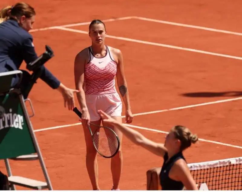 Marta Kostyuk non stringe la mano a Aryna Sabalenka 5