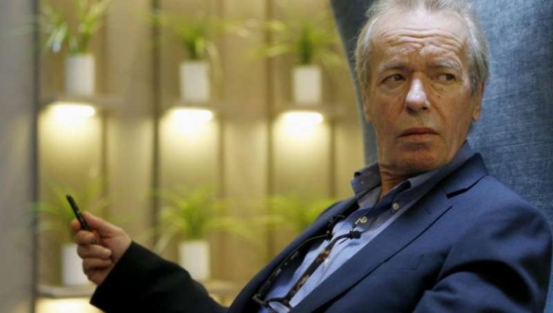 MARTIN AMIS