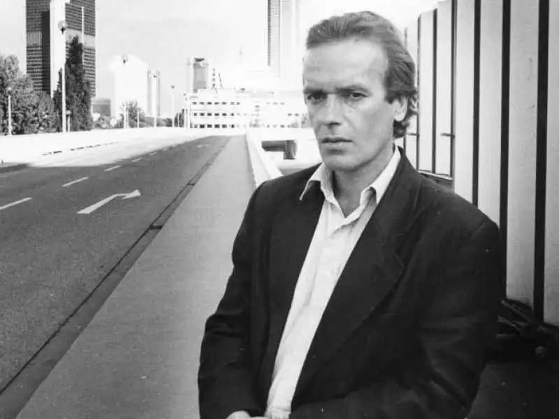 MARTIN AMIS