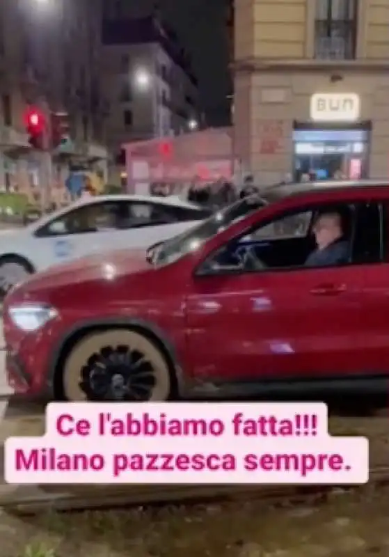 massimo boldi bloccato in auto sulle rotaie del tram a milano   1